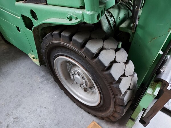 3#5598 Carrello elevatore con caricabatterie in vendita - foto 10