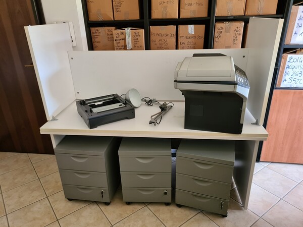 4#5634 Prodotti finiti e arredi ufficio in vendita - foto 2