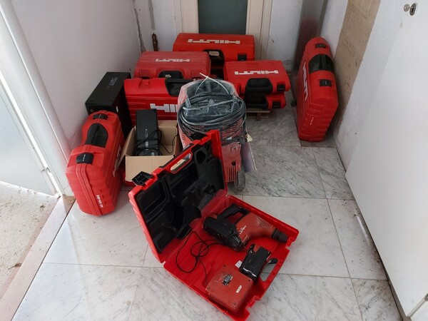 23#5641 Box zincato Rizzotto ed attrezzature Hilti in vendita - foto 1