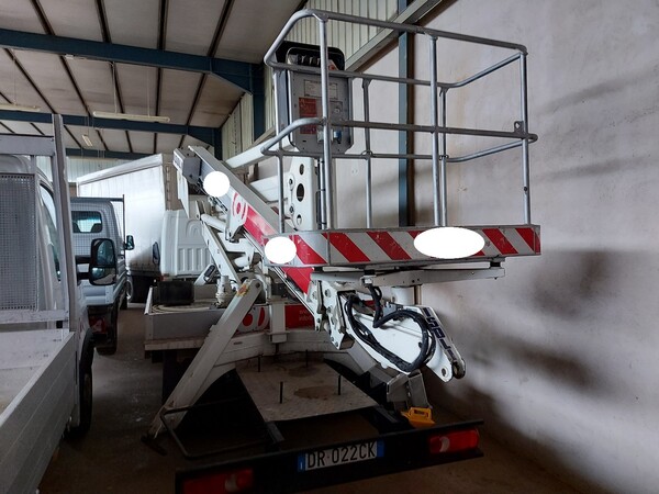 4#5641 Nissan Cabstar con piattaforma aerea Isoli in vendita - foto 3