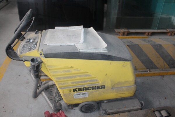 23#5644 Lavapavimenti Karcher e spazzolatrice Silver in vendita - foto 5