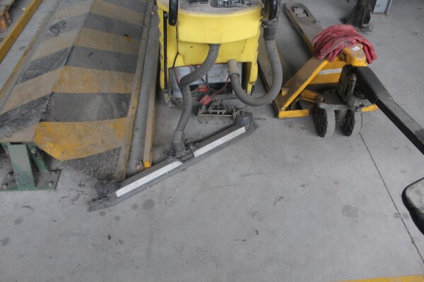 23#5644 Lavapavimenti Karcher e spazzolatrice Silver in vendita - foto 9