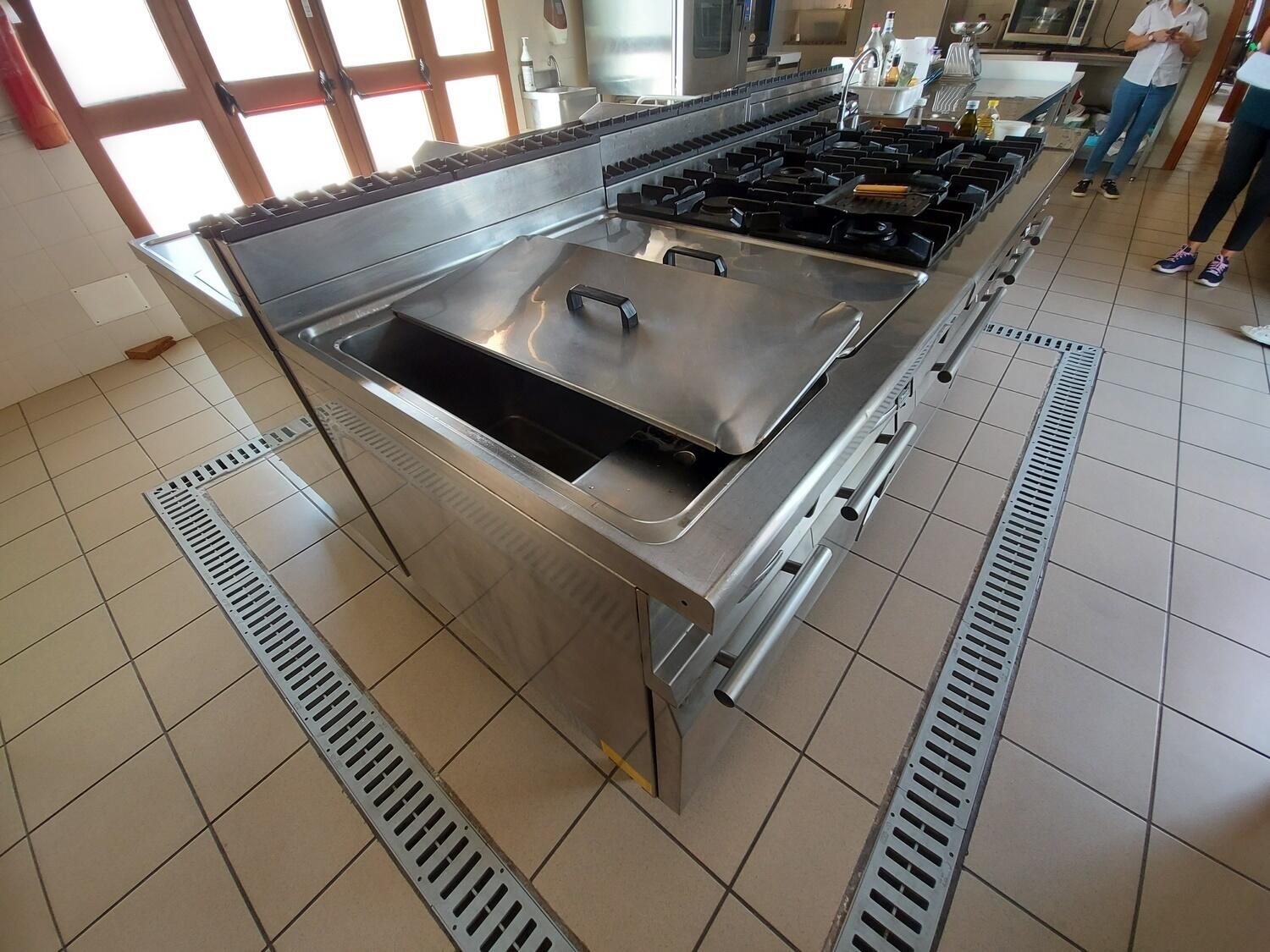 Lot Industrial kitchen equipment