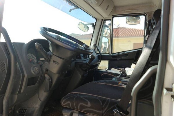 20#5694 Autocarro Iveco con Gru in vendita - foto 12