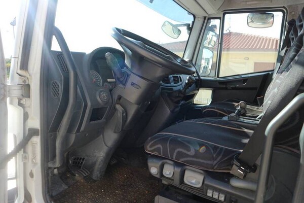 20#5694 Autocarro Iveco con Gru in vendita - foto 21