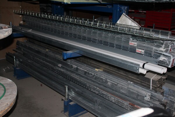 22#5709 Scaffalature e materiale elettrico in vendita - foto 2