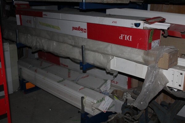 22#5709 Scaffalature e materiale elettrico in vendita - foto 8