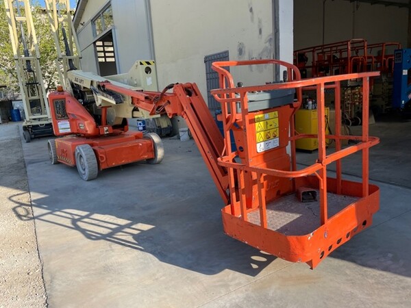 12#5755 Piattaforma aerea semovente articolata JLG in vendita - foto 2