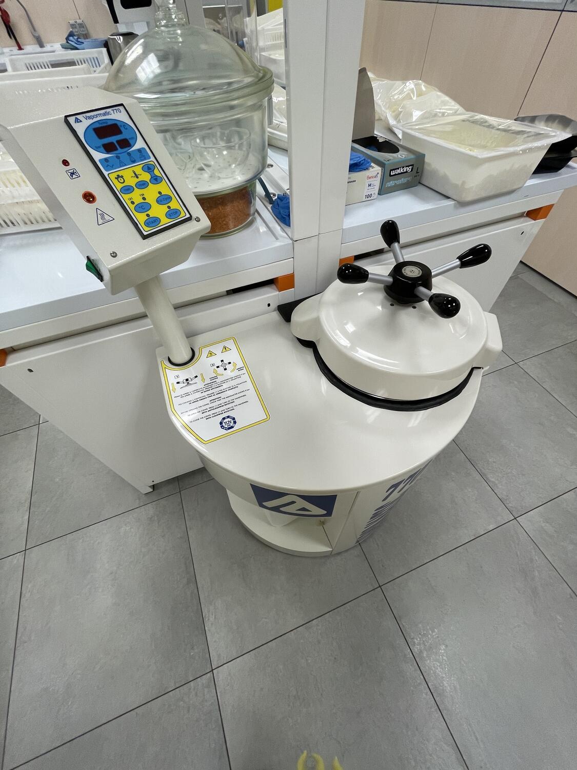 Lot Vapor Matic autoclave