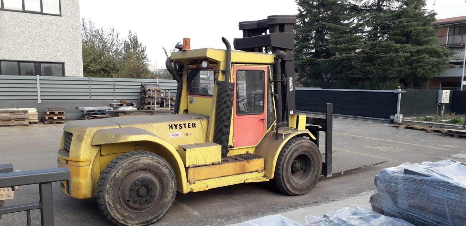 Lot Yellow Hyster forklift