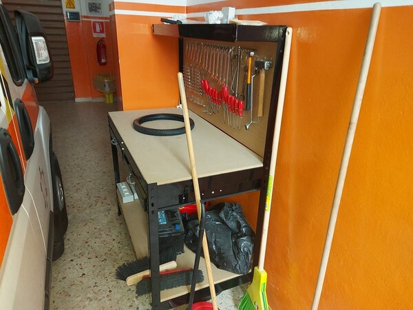 2#5804 Scaffalature metalliche e scopa elettrica Hoover in vendita - foto 2