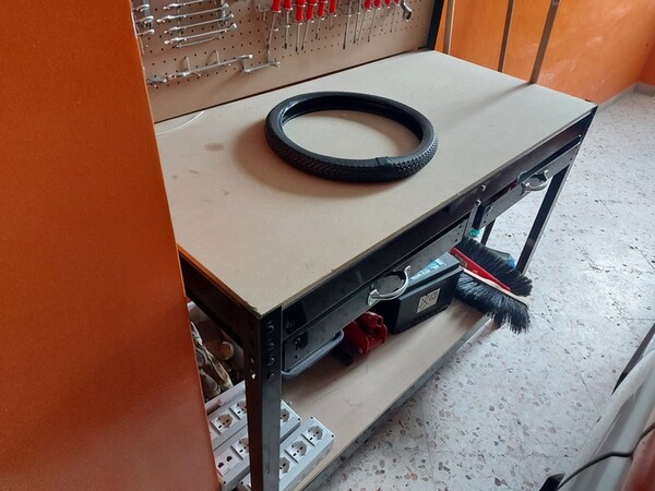 2#5804 Scaffalature metalliche e scopa elettrica Hoover in vendita - foto 4