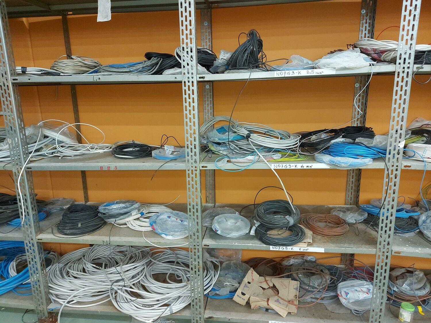 Lot Electrical equipment