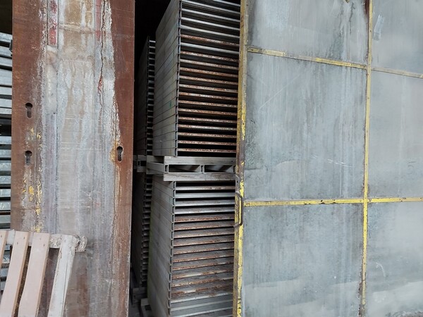 12#5875 Vassoi in metallo per linee di produzione mattonelle in vendita - foto 3