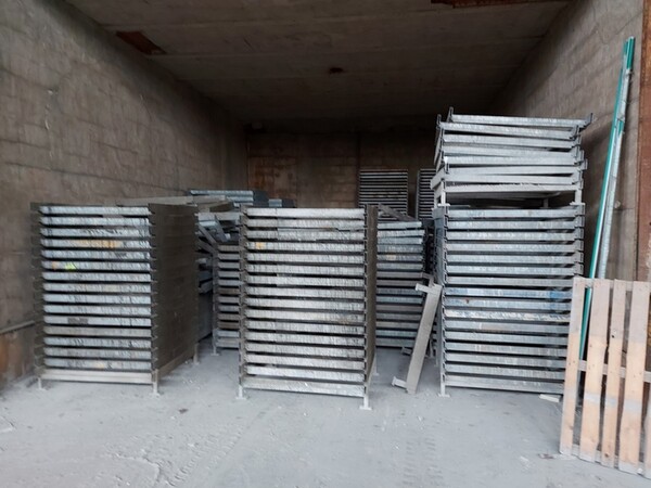 12#5875 Vassoi in metallo per linee di produzione mattonelle in vendita - foto 4
