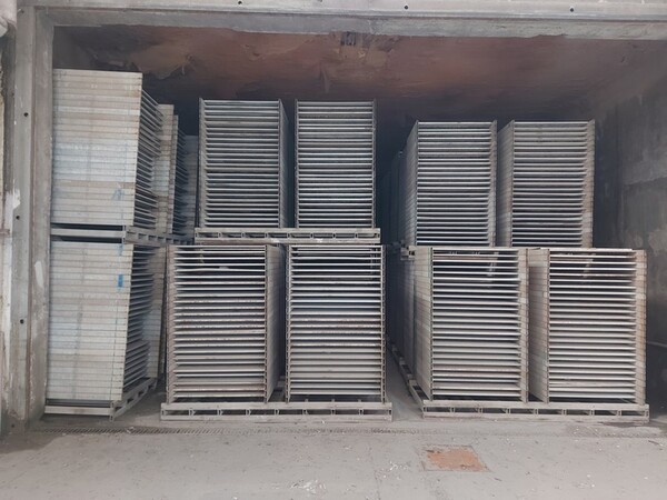 12#5875 Vassoi in metallo per linee di produzione mattonelle in vendita - foto 8