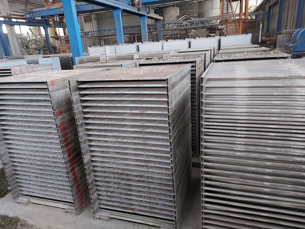 12#5875 Vassoi in metallo per linee di produzione mattonelle in vendita - foto 11