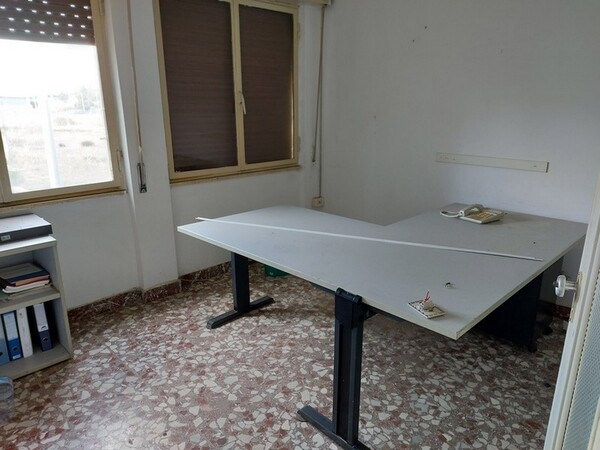 38#5922 Arredi e attrezzature da ufficio in vendita - foto 13