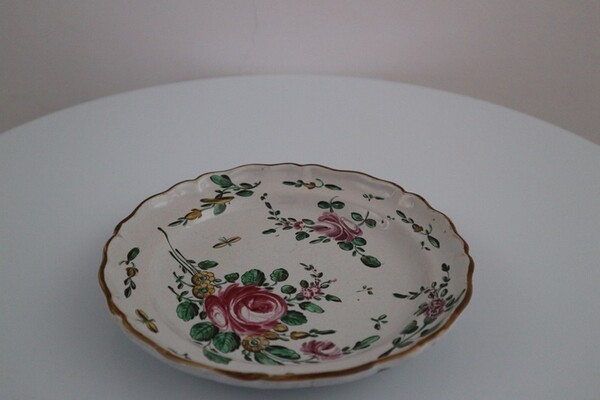 157#5936 Piatto con decoro alla rosa in vendita - foto 1