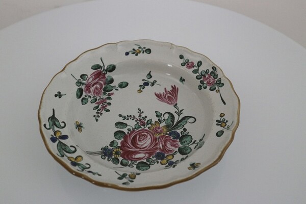 158#5936 Piatto con decoro alla rosa in vendita - foto 1