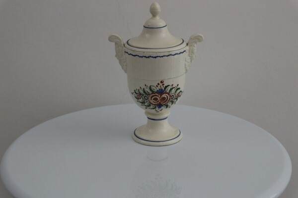182#5936 Vaso con coperchio e rilievi in terraglia in vendita - foto 1