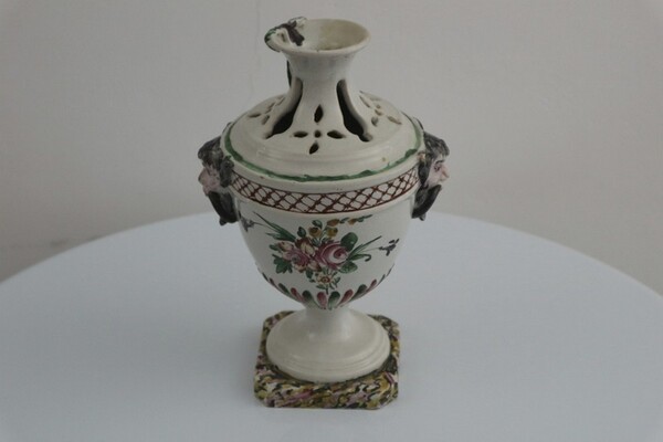 184#5936 Vaso portafiori con rilievi policromi e trafori in vendita - foto 1