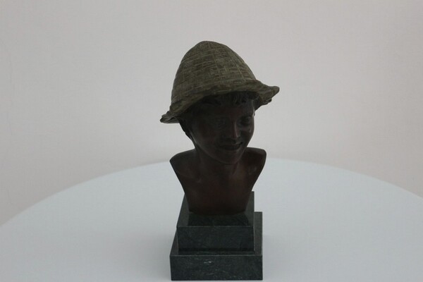 237#5936 Statuina Busto Di Ragazzo Con Cappello Verde in vendita - foto 1