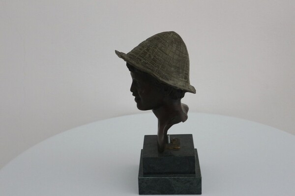237#5936 Statuina Busto Di Ragazzo Con Cappello Verde in vendita - foto 2