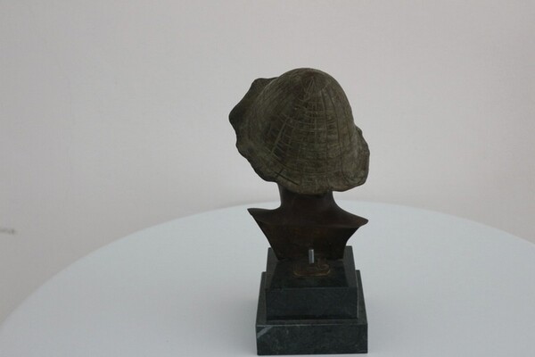 237#5936 Statuina Busto Di Ragazzo Con Cappello Verde in vendita - foto 3