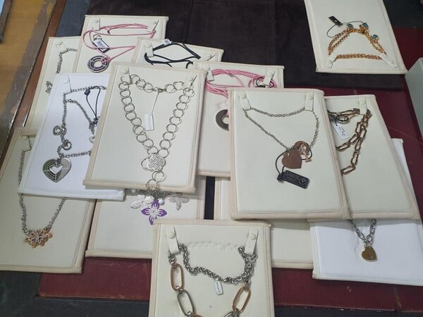 1#5945 Orecchini Moschino e ciondoli 2 Jewels in vendita - foto 1