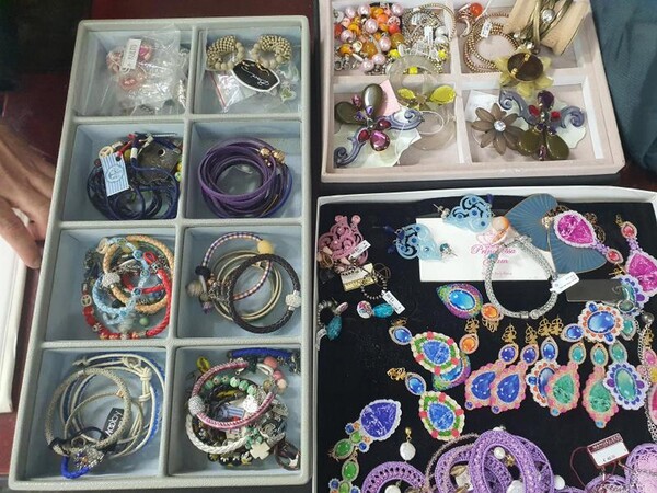 1#5945 Orecchini Moschino e ciondoli 2 Jewels in vendita - foto 2