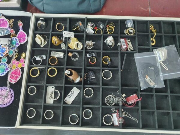 1#5945 Orecchini Moschino e ciondoli 2 Jewels in vendita - foto 3