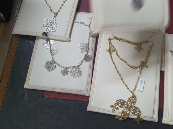 1#5945 Orecchini Moschino e ciondoli 2 Jewels in vendita - foto 7