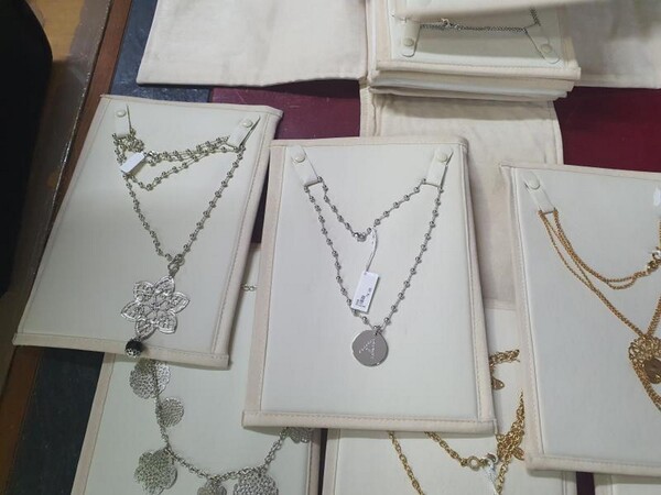 1#5945 Orecchini Moschino e ciondoli 2 Jewels in vendita - foto 8