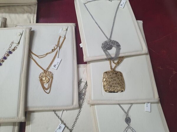 1#5945 Orecchini Moschino e ciondoli 2 Jewels in vendita - foto 9