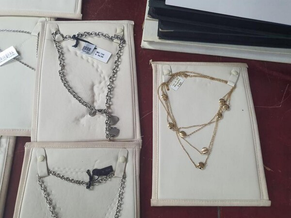 1#5945 Orecchini Moschino e ciondoli 2 Jewels in vendita - foto 12