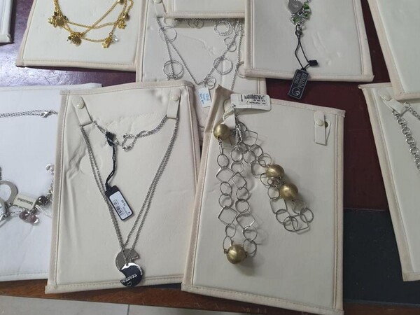 1#5945 Orecchini Moschino e ciondoli 2 Jewels in vendita - foto 14