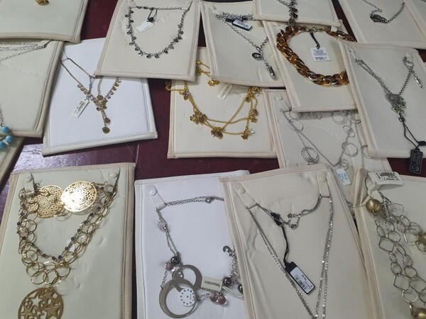 1#5945 Orecchini Moschino e ciondoli 2 Jewels in vendita - foto 15