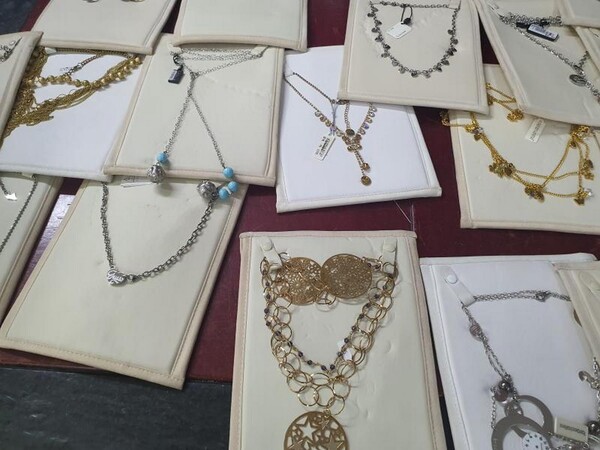 1#5945 Orecchini Moschino e ciondoli 2 Jewels in vendita - foto 16