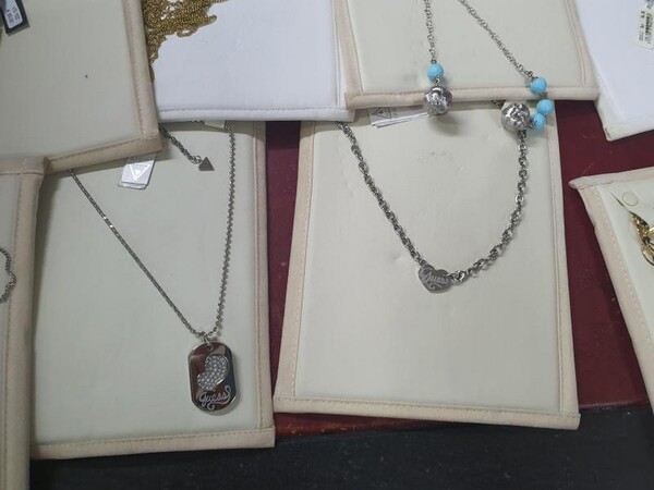 1#5945 Orecchini Moschino e ciondoli 2 Jewels in vendita - foto 17