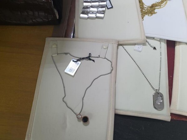 1#5945 Orecchini Moschino e ciondoli 2 Jewels in vendita - foto 18