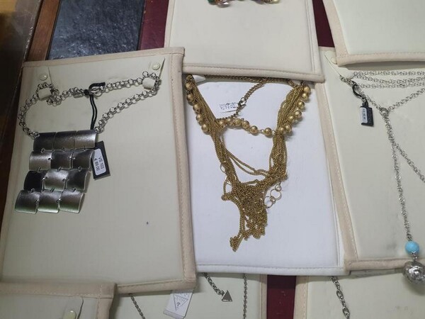 1#5945 Orecchini Moschino e ciondoli 2 Jewels in vendita - foto 19