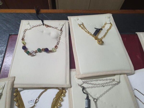 1#5945 Orecchini Moschino e ciondoli 2 Jewels in vendita - foto 20