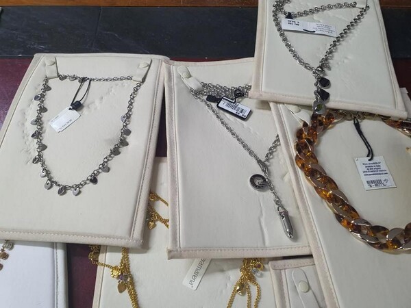 1#5945 Orecchini Moschino e ciondoli 2 Jewels in vendita - foto 21