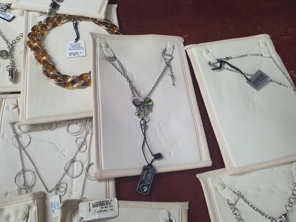 1#5945 Orecchini Moschino e ciondoli 2 Jewels in vendita - foto 22