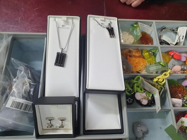 1#5945 Orecchini Moschino e ciondoli 2 Jewels in vendita - foto 23