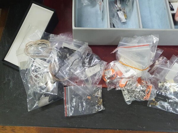 1#5945 Orecchini Moschino e ciondoli 2 Jewels in vendita - foto 25