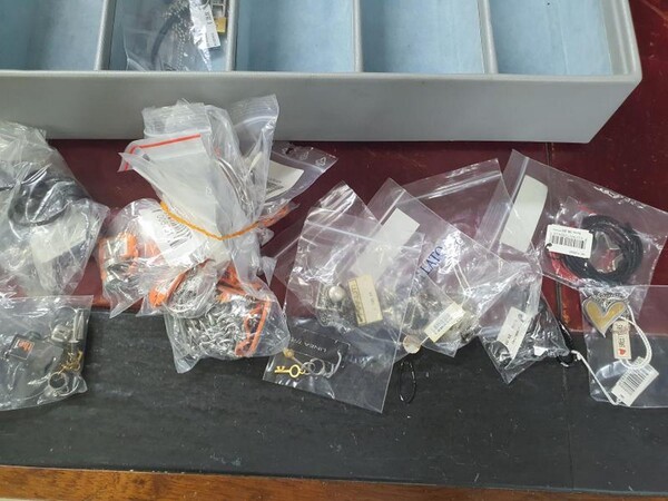 1#5945 Orecchini Moschino e ciondoli 2 Jewels in vendita - foto 26