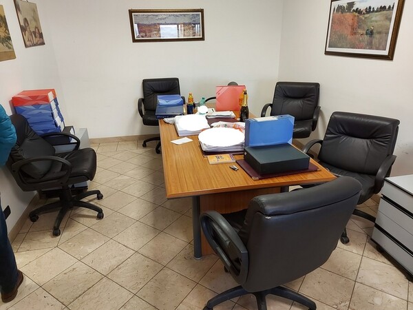 8#5992 Arredi e attrezzature da ufficio in vendita - foto 1