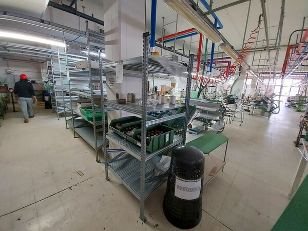 157#6059 Arredamento per laboratorio tessile e  utensili per la lavorazione tessile in vendita - foto 9